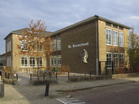 907897 Gezicht op de gerenoveerde Dr. Bosschool (Nolenslaan 33) te Utrecht, met op de voorgrond de Melis Stokestraat.